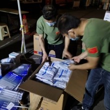 为人民分发防疫物资